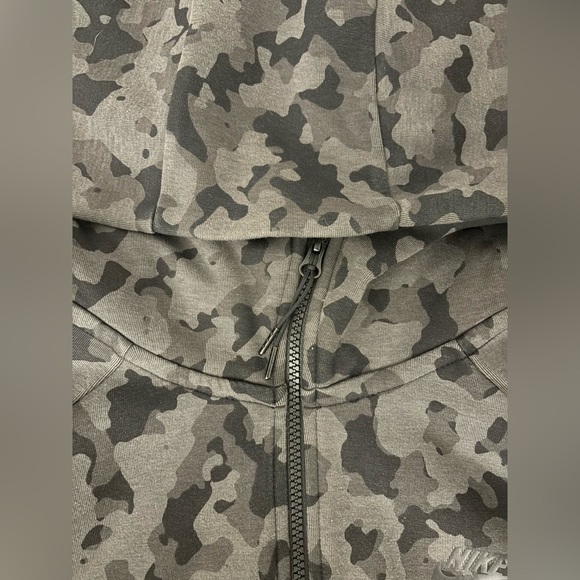 Nike black camouflage tech fleece (no zip up on the arm) Size M Men - Picture 4 of 8